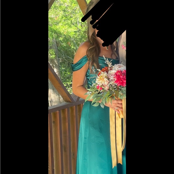 Elegant Green Evening Gown - Picture 6 of 6